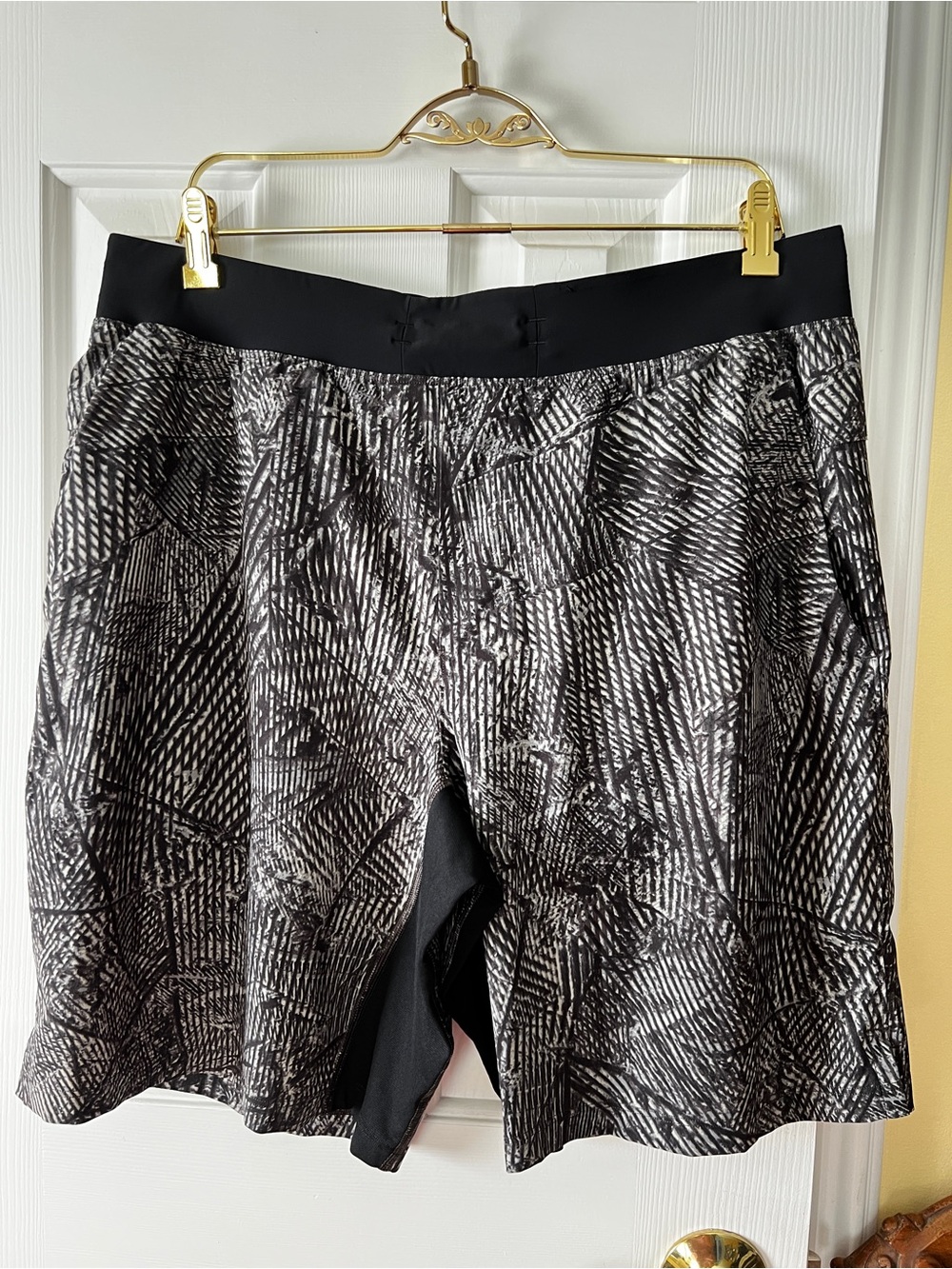 Lululemon T.H.E. Short 9" Linerless Snow Trax Fawn Multi Size XL Black Gray